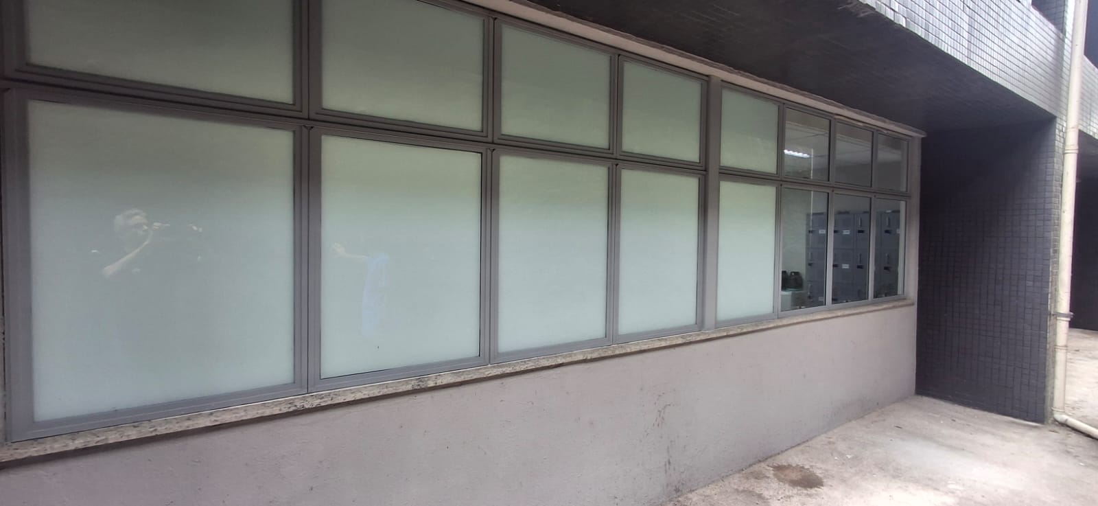 Fachada comercial com película jateada