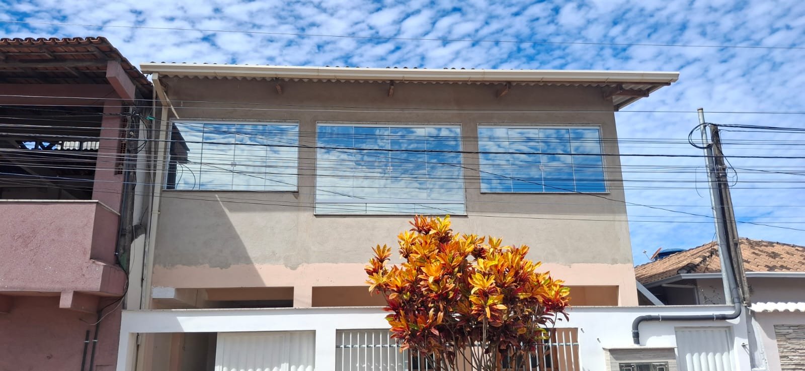 Sobrado residencial com película espelhada